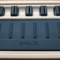 Anker のマグネット式ケーブルホルダー：机の上の散らばったケーブル達の収納場所として使える！
