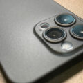 ケースを付けてないような感触が味わえる memumi の超薄型0.3mm iPhone 13 Proケース。