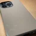 MagSafe対応 グレージュ色のiPhone 13 Pro用ケース UNiCASEのSmooth Touch Hybrid Caseに惹かれた