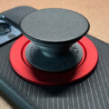 PopSocketsとZENIX DESIGN TECHとのコラボ品。iPhoneのMagSafe対応ケースに磁力でくっつくポップグリップはスマホリング同様に便利