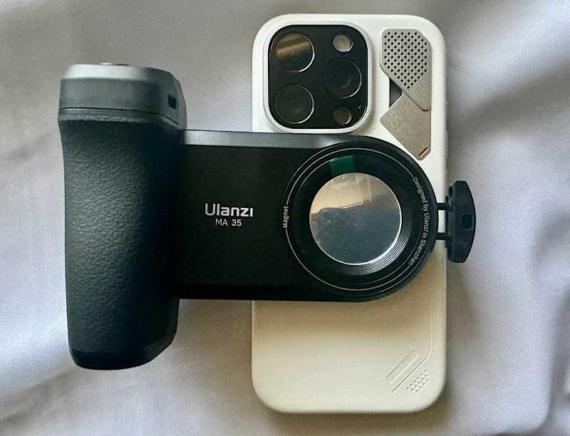 Ulanzi MA35とiPhone 16 Pro をクリップで装着　縦長