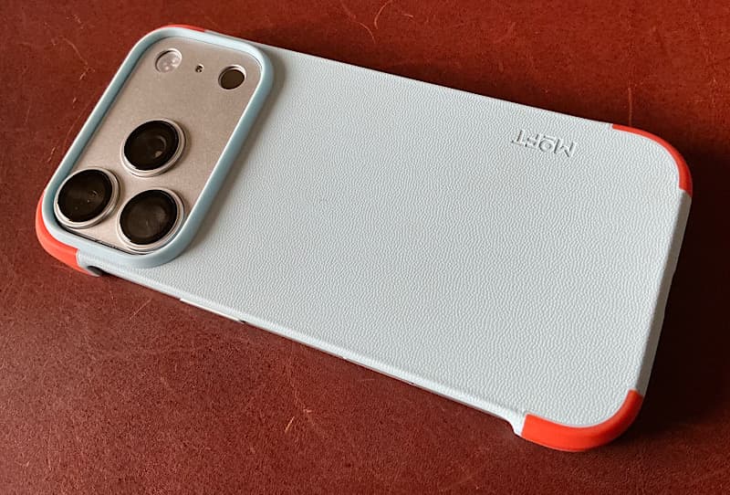 MOFTのバイカラーケースにiPhone 17 Pro、レンズカバーシルバー使用